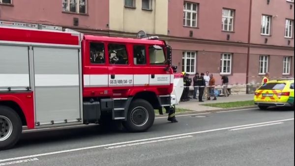 Muž zemřel ve Dvoře Králové poté, co na ulici bodal ženu. Zasáhl kolemjdoucí